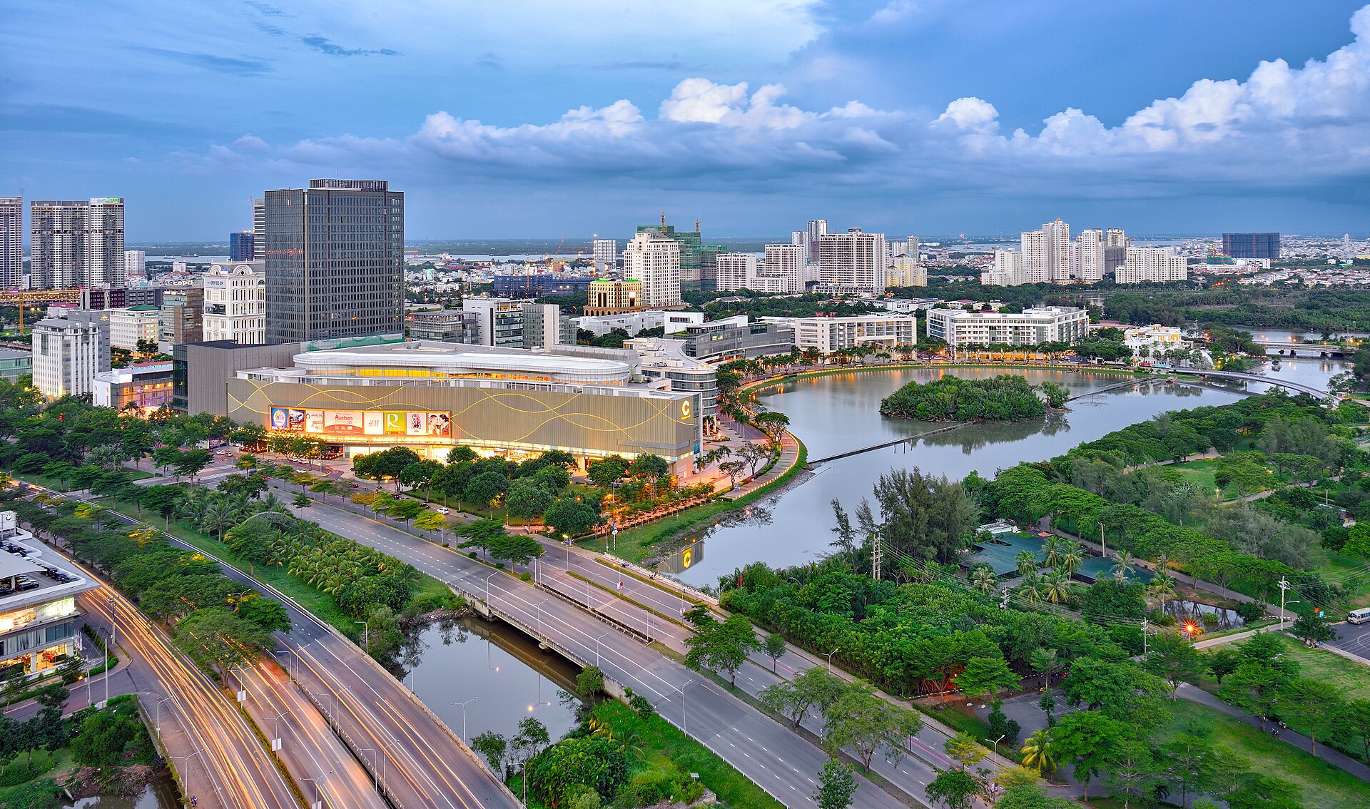 Đại lộ Nguyễn Văn Linh, Phú Mỹ Hưng