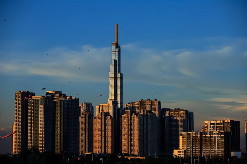 Landmark 81 và đường chân trời Vinhomes Central Park lúc hoàng hôn